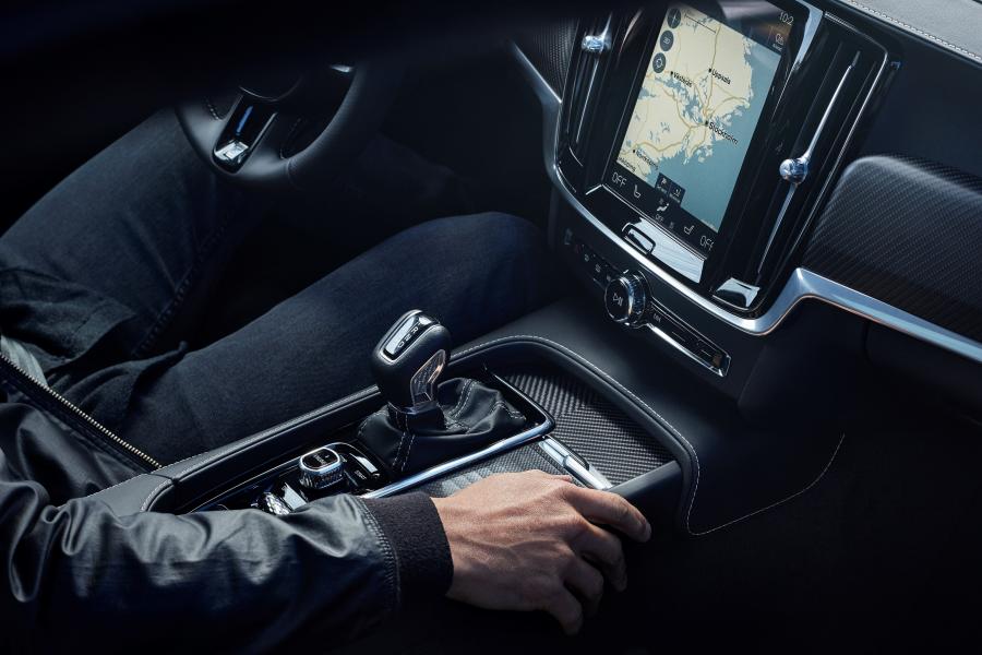 Детали интерьера Volvo S90 T6 R-Design 2016 года  (фото 18 из 21)